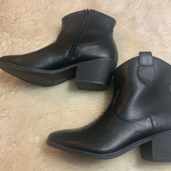 TRUE CRAFT Black Western the Winnie
Ankle Bootie size 8 - Picture 5 of 7